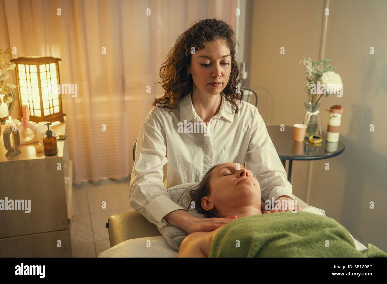 Massothérapeute professionnel donnant un massage des épaules dans un salon de spa Banque D'Images