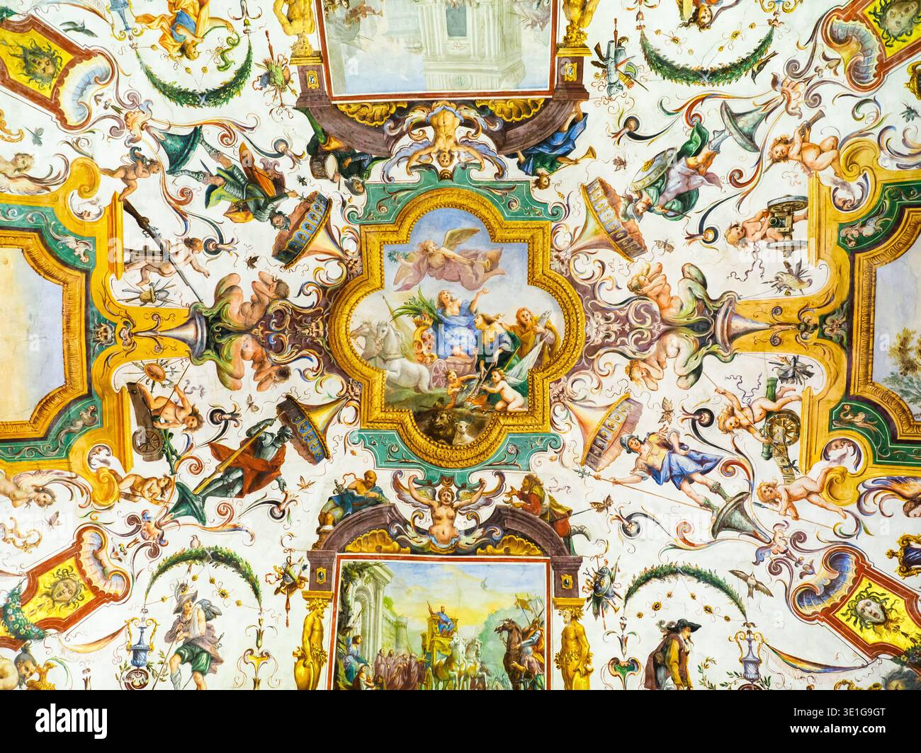 Plafonds peints richement décorés dans le couloir de la Galerie Ufizi - Florence, Italie Banque D'Images