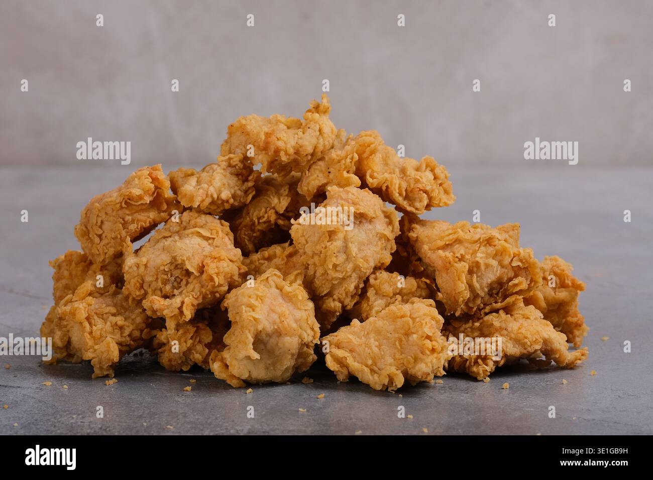 Grand poulet frit servant pour les événements. Poulet frit croustillant doré pour les rassemblements et les buffets Banque D'Images