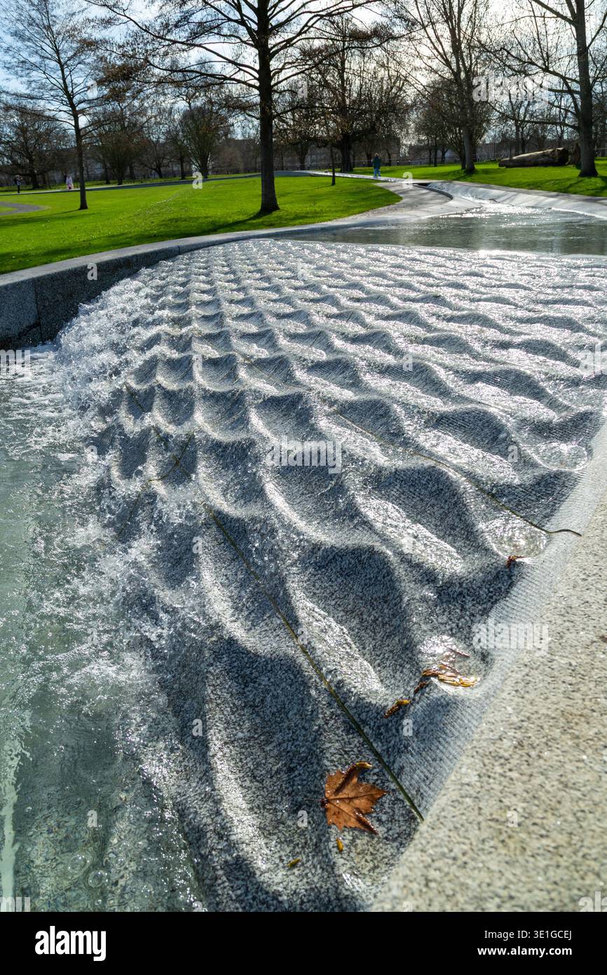 Une journée de printemps ensoleillée à Diana Princess of Wales Memorial Fountain, Hyde Park, Londres, Angleterre Banque D'Images