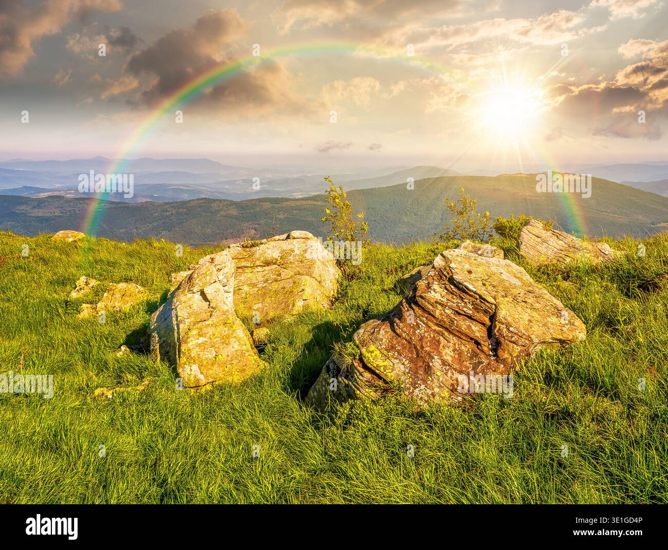 coucher de soleil sur un magnifique paysage montagneux d'été. énormes rochers parmi l'herbe sur le bord de la colline. paysage alpin avec ciel nuageux. vue sur le val Banque D'Images