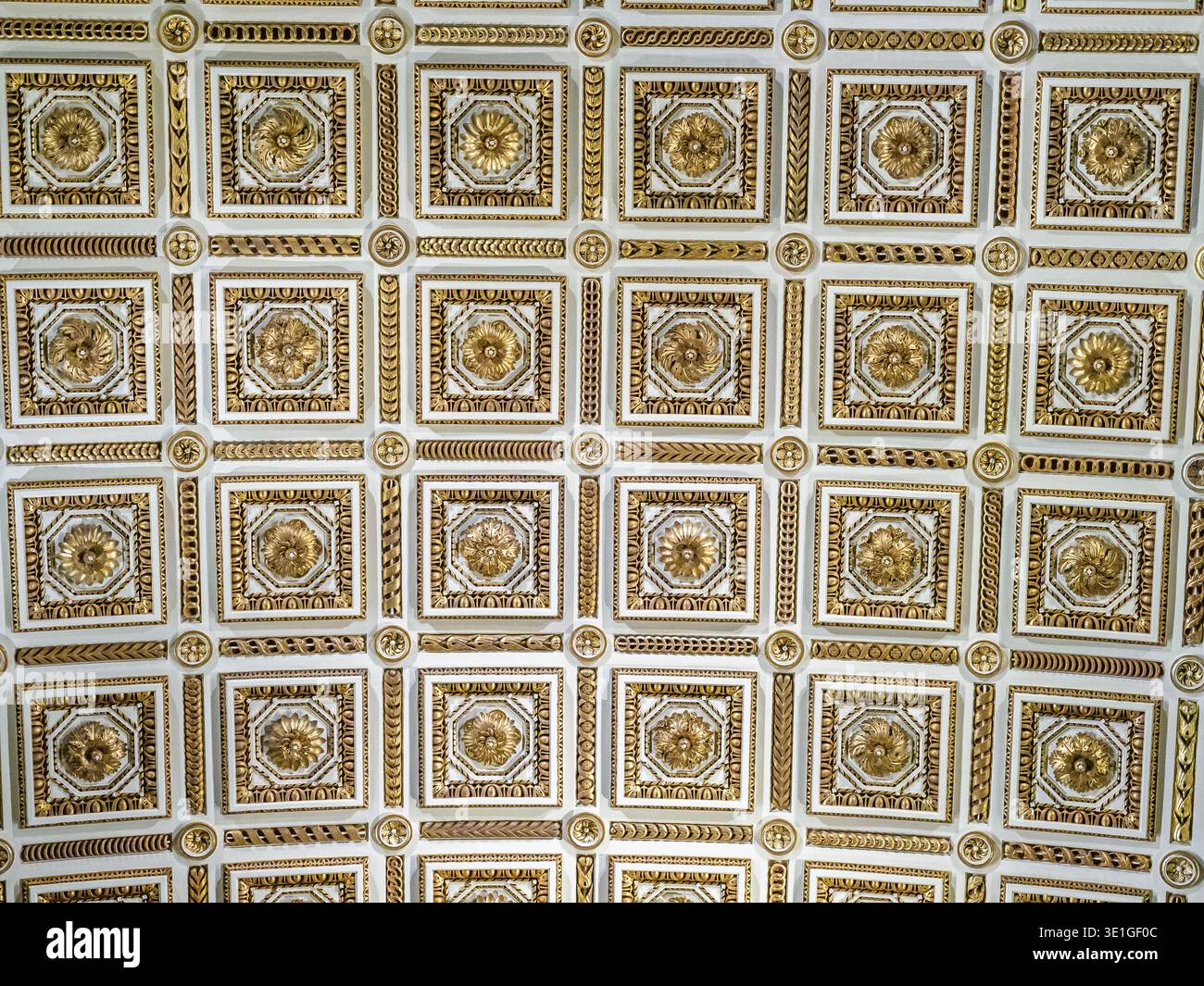Plafond richement décoré dans la salle Niobe de la Galerie Ufizi - Florence, Italie Banque D'Images