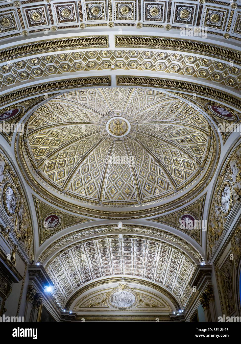 Plafond richement décoré dans la salle Niobe de la Galerie Ufizi - Florence, Italie Banque D'Images