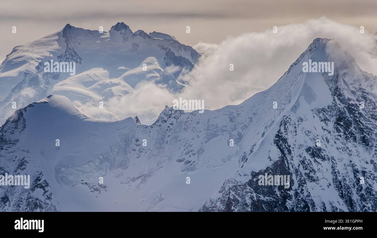 La crête élevée entre l'Obergabelhorn et le Wellenkuppy au premier plan. Monte Rosa et Dufourspitze et Nordend derrière. Banque D'Images