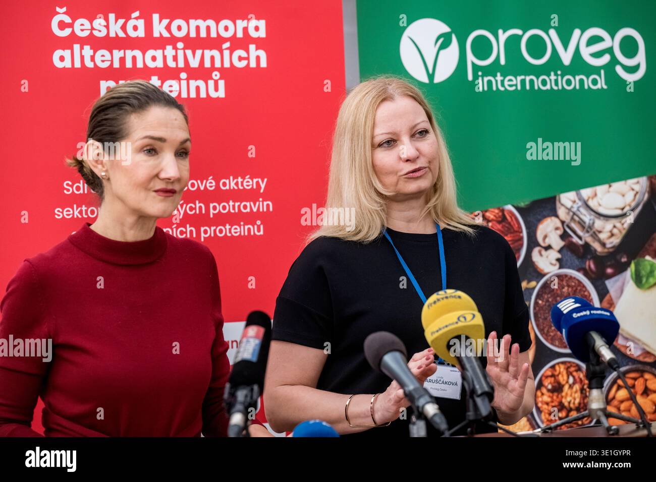Prague, République tchèque. 16 mars 2026. Gabriela Svarovska, députée et co-présidente du Parti Vert, à gauche, et Linda Maruscakova, spécialiste de la restauration institutionnelle chez ProVeg République tchèque, ont pris la parole lors d’une conférence de presse pour présenter un appel ouvert au gouvernement pour créer une politique alimentaire moderne pour la période 2026-2030, à Prague, le 16 mars 2026. Les auteurs et les experts ont présenté dix mesures spécifiques visant principalement à promouvoir un régime nutritif à base de plantes et de protéines alternatives. Crédit : vit Simanek/CTK photo/Alamy Live News Banque D'Images