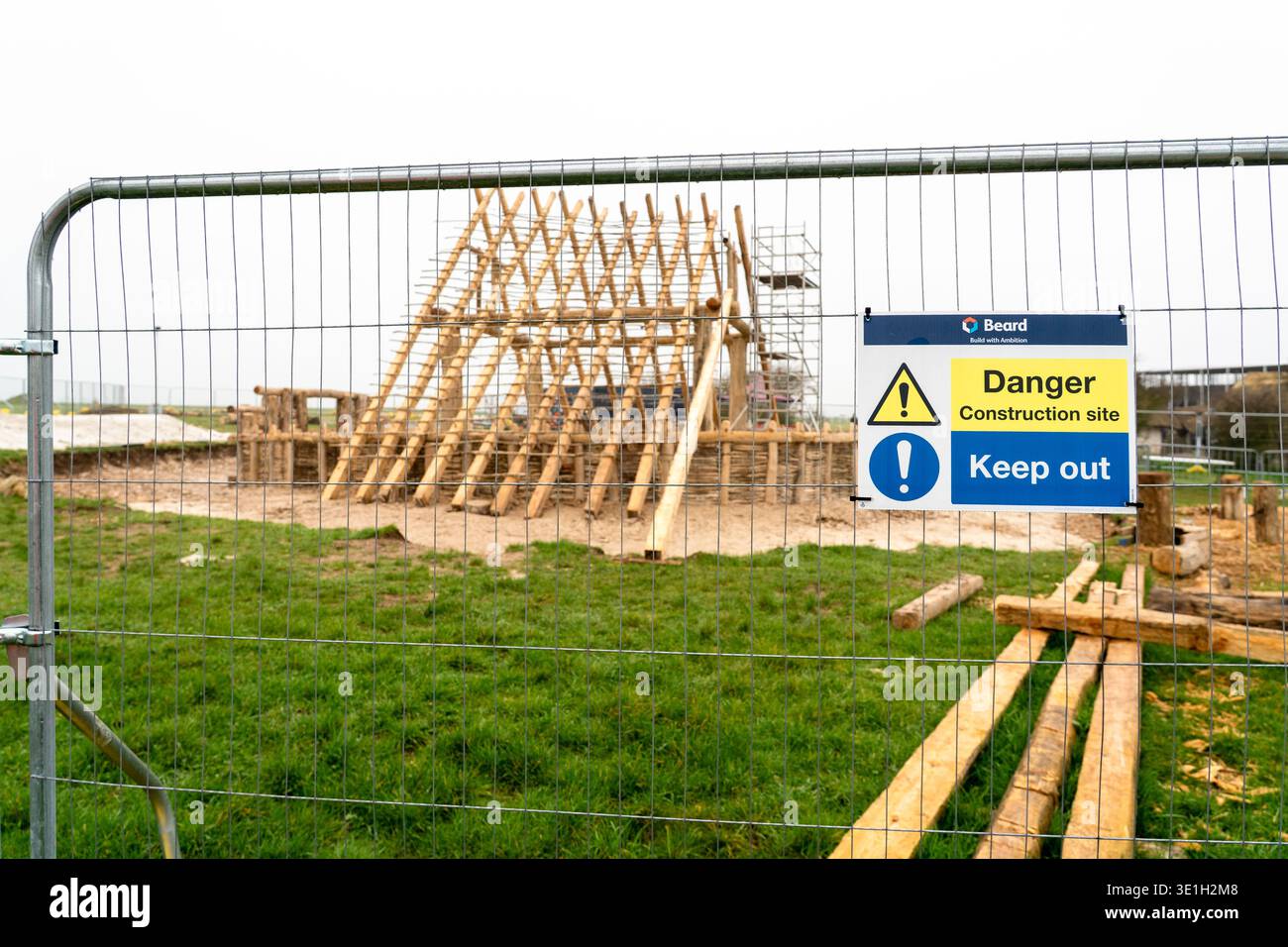 Danger chantier de construction panneau d'interdiction d'entrer sur la clôture métallique Banque D'Images