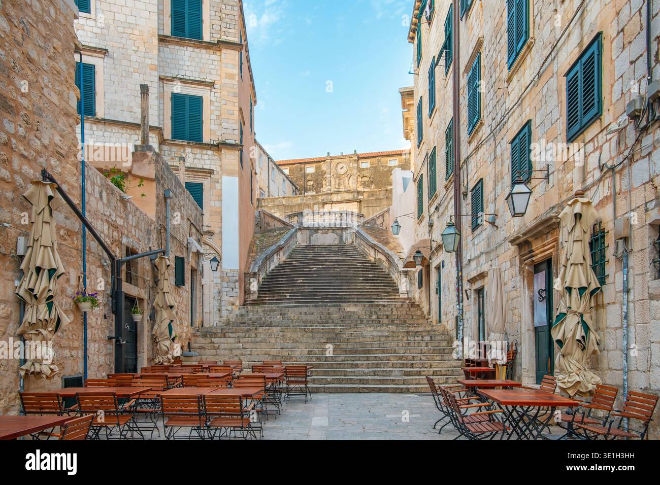 Escalier baroque en pierre dans la vieille ville de Dubrovnik menant à l'église d'Ignatius avec des bâtiments en calcaire sur une rue étroite à l'architecture traditionnelle Banque D'Images
