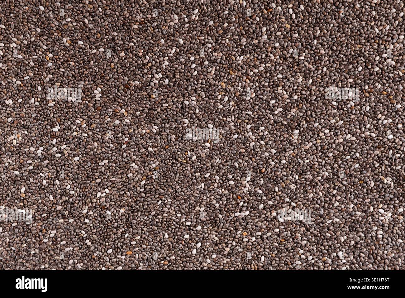 Collection de petites graines disposées dans un motif mosaïque sur une surface plane dans un marché Banque D'Images