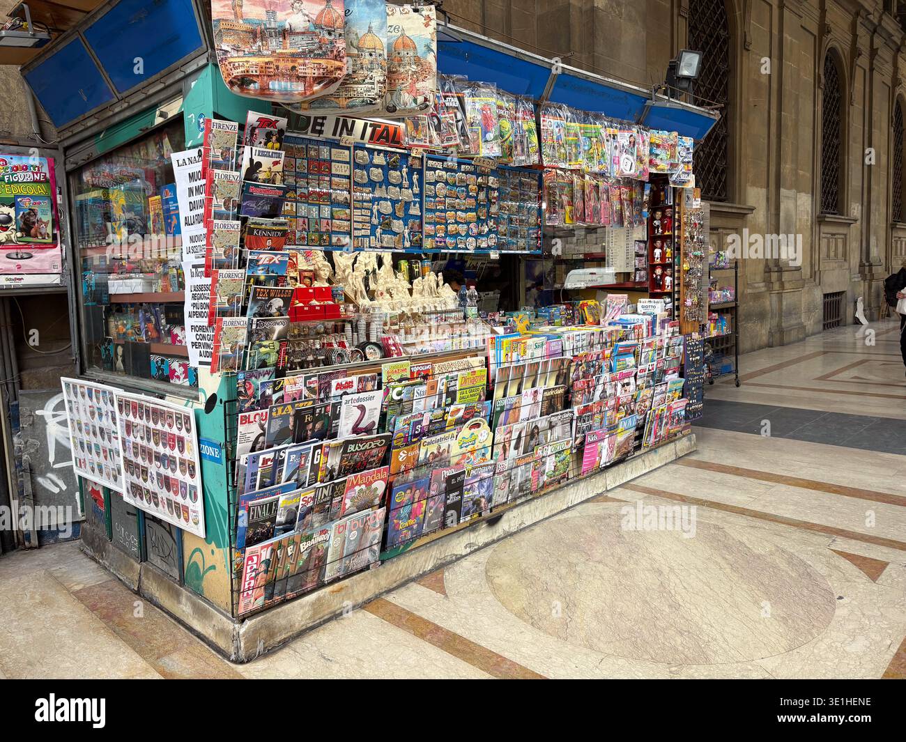 Kiosque à journaux près de la Galerie des Offices, Florence, Italie. Kiosque italien vendant des souvenirs touristiques locaux, des journaux et de la littérature de poche. Banque D'Images