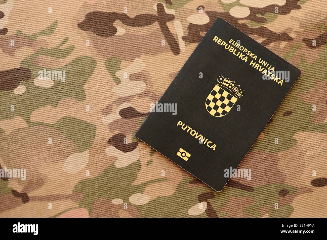 Passeport croate sur la table de près. Carnet officiel de documents d'identité pour les citoyens de Croatie. Concept de voyage et de tourisme en Croatie Banque D'Images