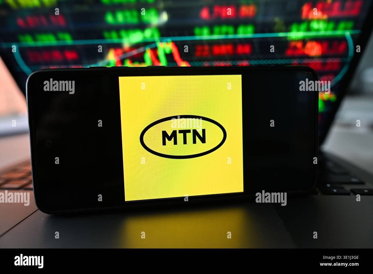 Pologne. 16 mars 2026. Dans cette illustration photo, le logo MTN est affiché sur un smartphone avec des pourcentages boursiers en arrière-plan. (Photo de Omar marques/SOPA images/SIPA USA) *** strictement à des fins éditoriales *** crédit : SIPA USA/Alamy Live News Banque D'Images