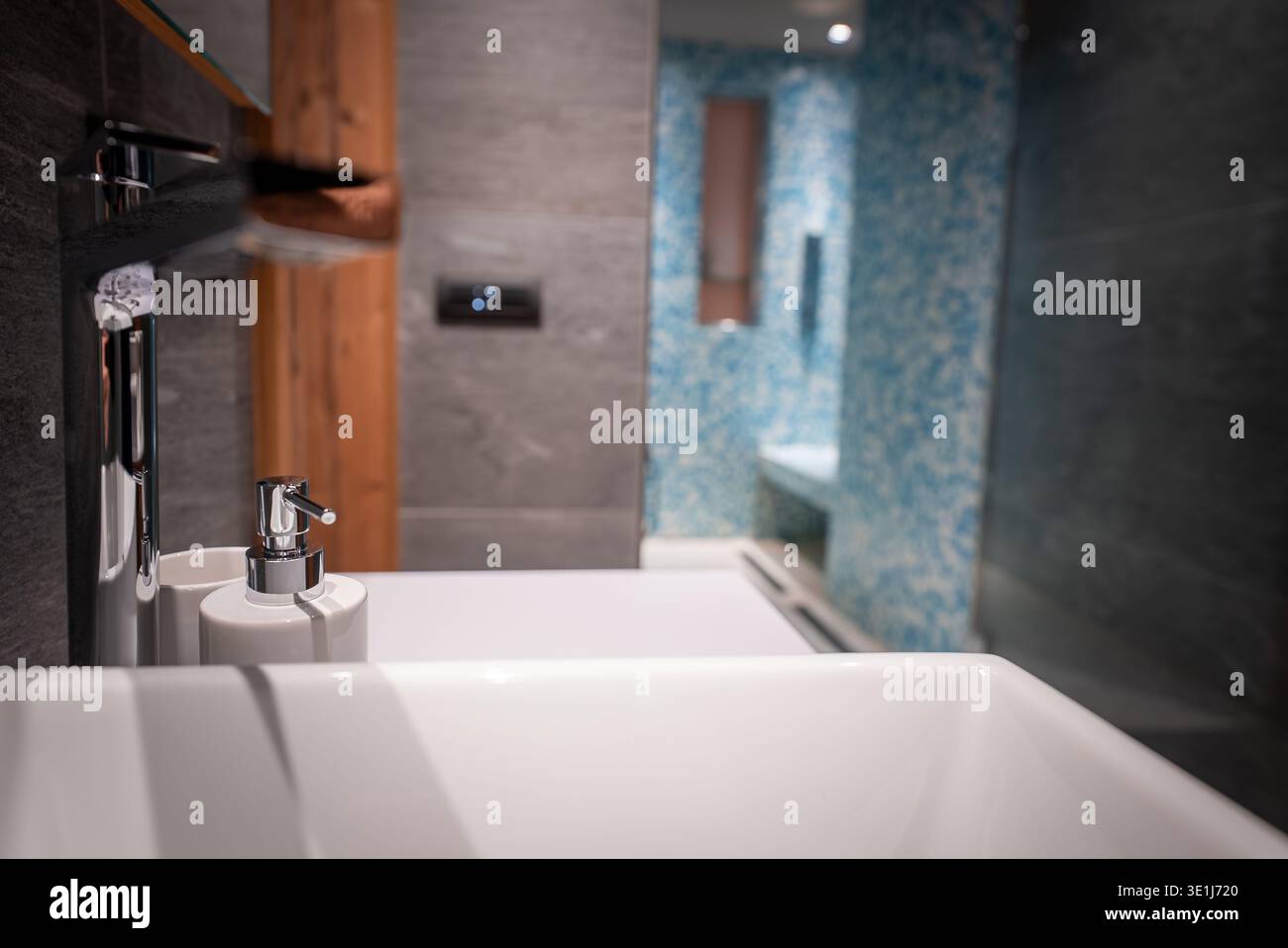 Salle de bains moderne avec lavabo blanc et robinet chromé à San Domenico Banque D'Images