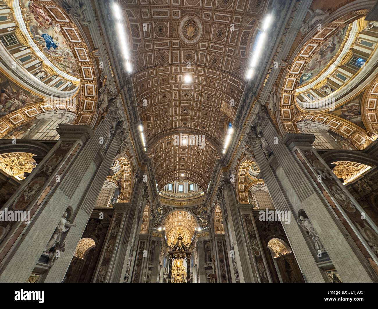 Contemplez vers le haut le plafond géométrique du Baldachin et du dôme dans le magasin Peters Basiclica. Rome, Italie. - Image de stock capturée avec un smartphone