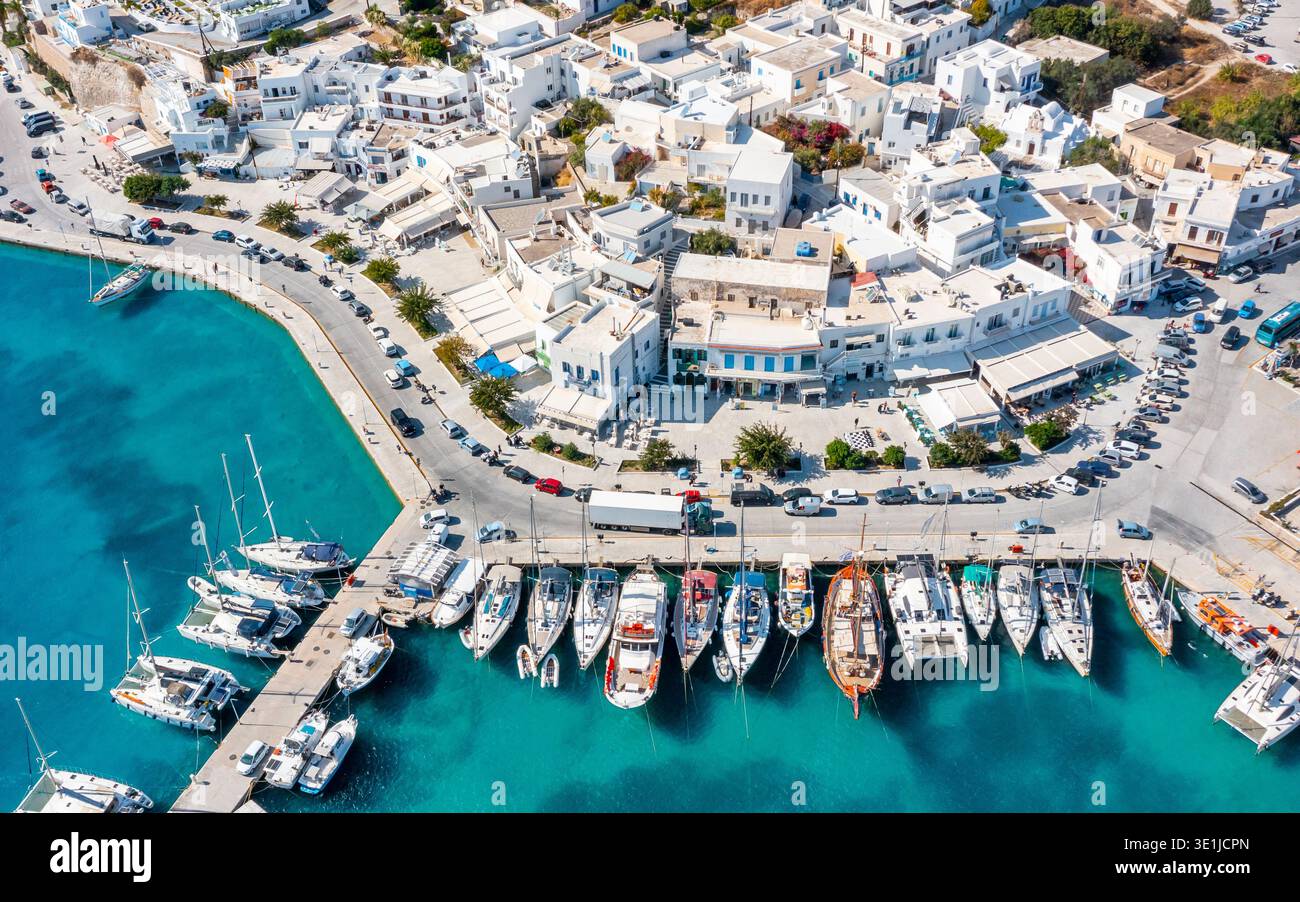Vue panoramique sur Adamas ou Adamantas, île de Milos, Cyclades, Grèce Banque D'Images