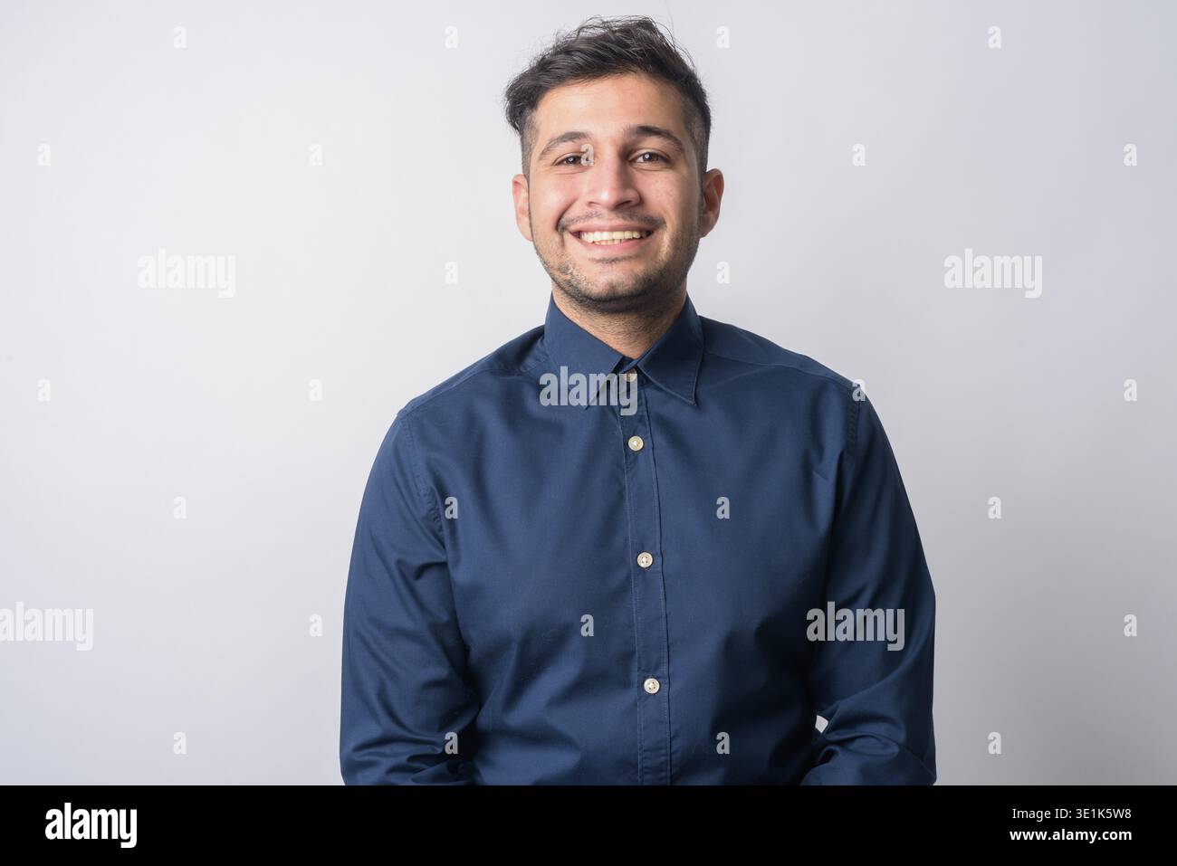 Studio shot du jeune bel homme d'affaires iranien sur fond blanc Banque D'Images