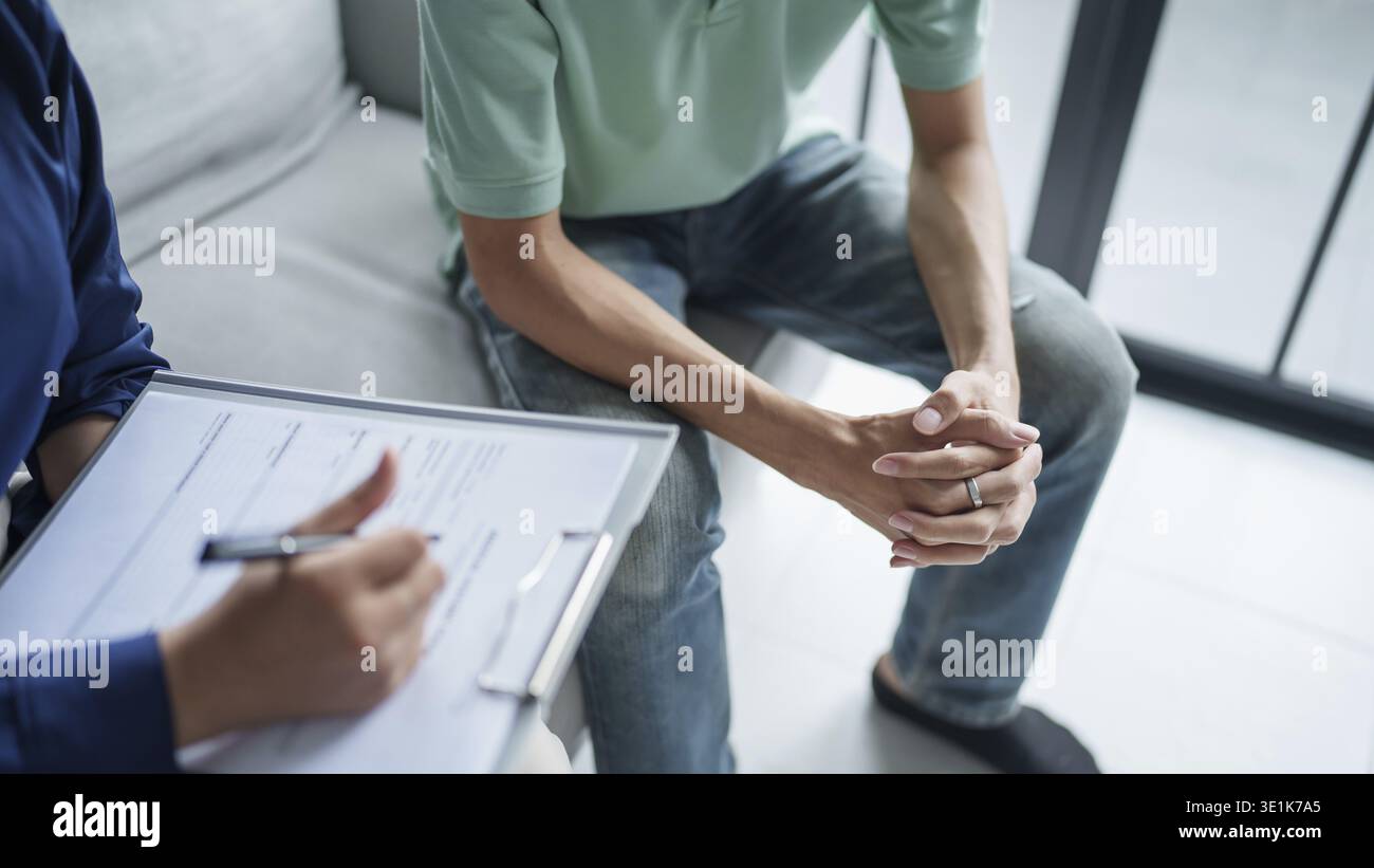 Homme triste assis sur le sofa patient discutant des problèmes de santé mentale avec le psychologue. concept de traitement de la santé mentale de l'homme asiatique déprimé Banque D'Images