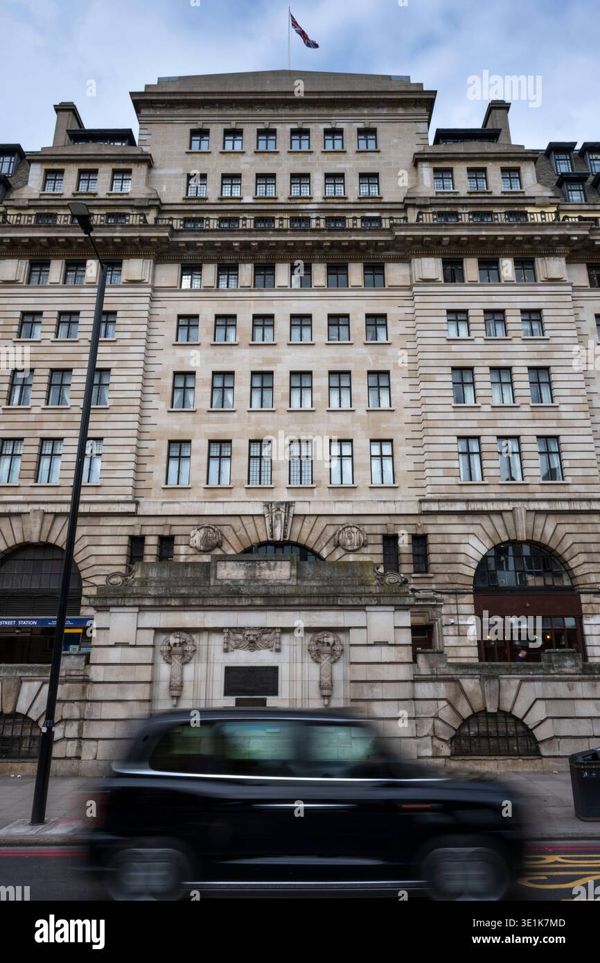 Croisières en taxi londoniennes par Chiltern court au-dessus du métro Baker Street Banque D'Images