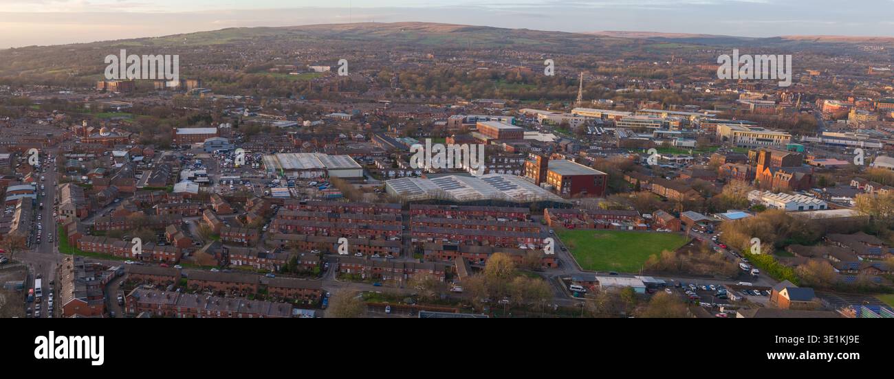 Image panoramique aérienne de Bolton, avec des moulins historiques en briques rouges, des logements en terrasses et des projets de régénération urbaine moderne dans le Lancashire. Banque D'Images