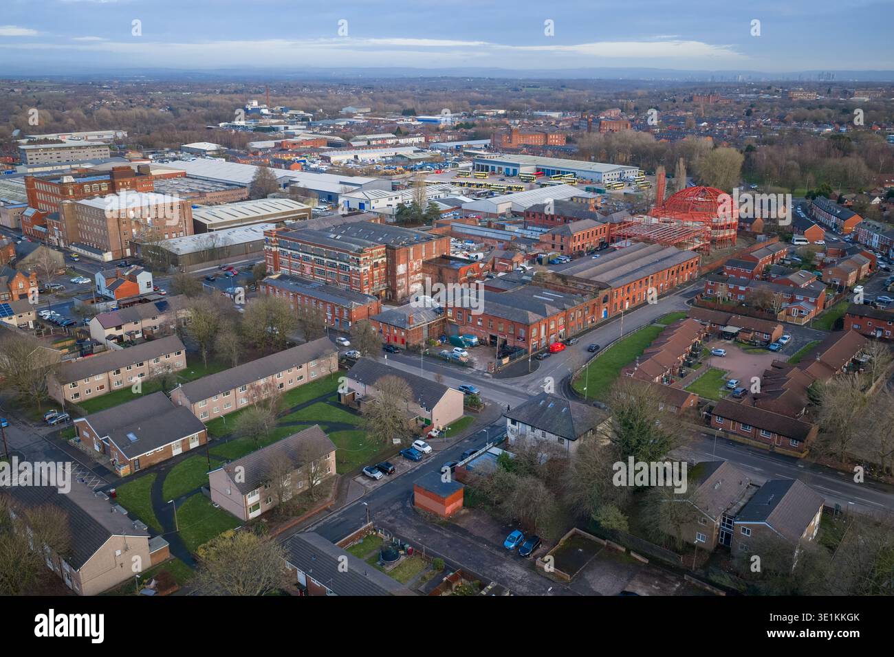 Image aérienne vue vers le nord au-dessus de Bolton, montrant l'historique tour de l'horloge de l'hôtel de ville, Queen's Park et des développements urbains modernes. Banque D'Images