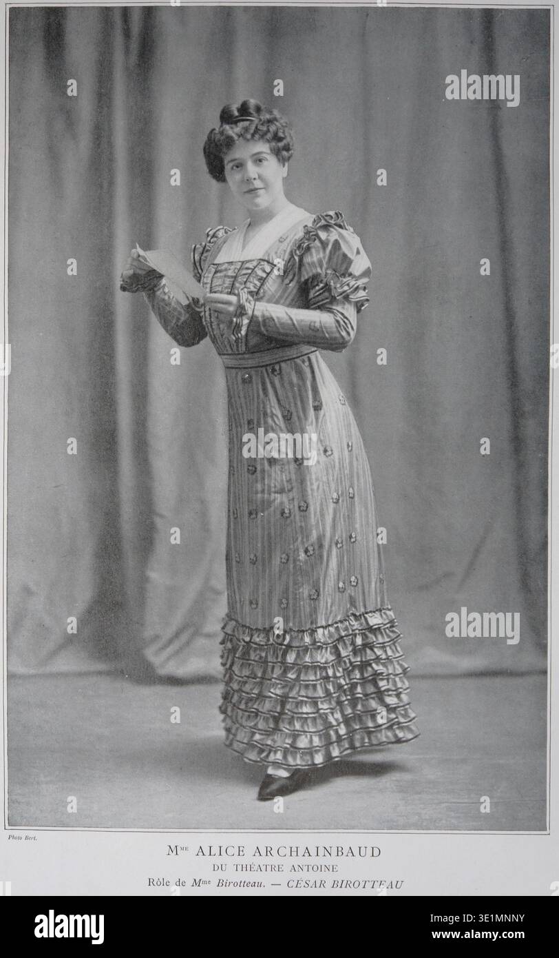 Auguste Bert (1856-1937) est un photographe français associé à des périodiques illustrés au début du XXe siècle. Alice Archainbaud apparaît dans le numéro de décembre 1910 de la publication française le Théâtre, numéro 287. L'image d'archive enregistre la photographie de portrait publiée dans le magazine illustrant des personnalités théâtrales de l'époque. Banque D'Images