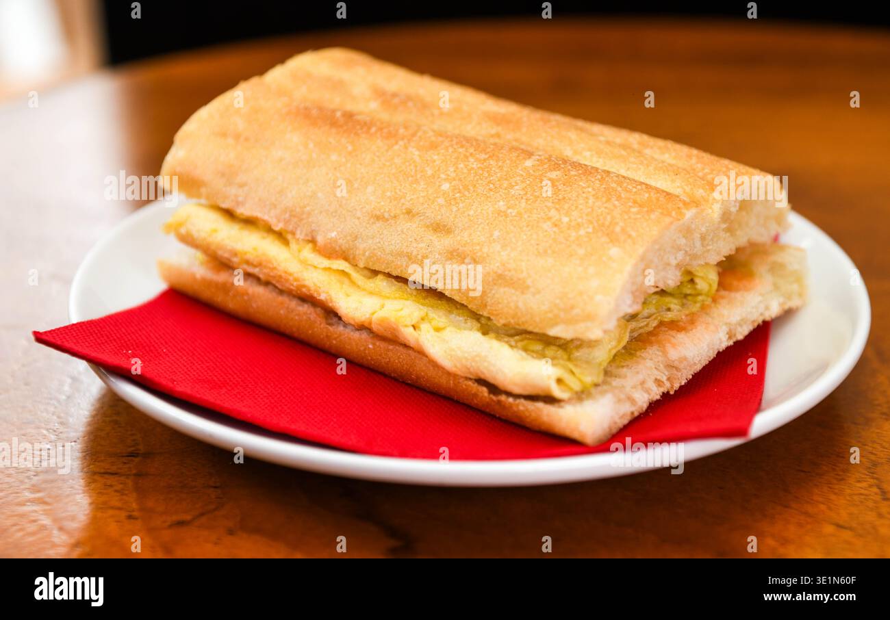 Sandwich omelette espagnole sur une assiette Banque D'Images
