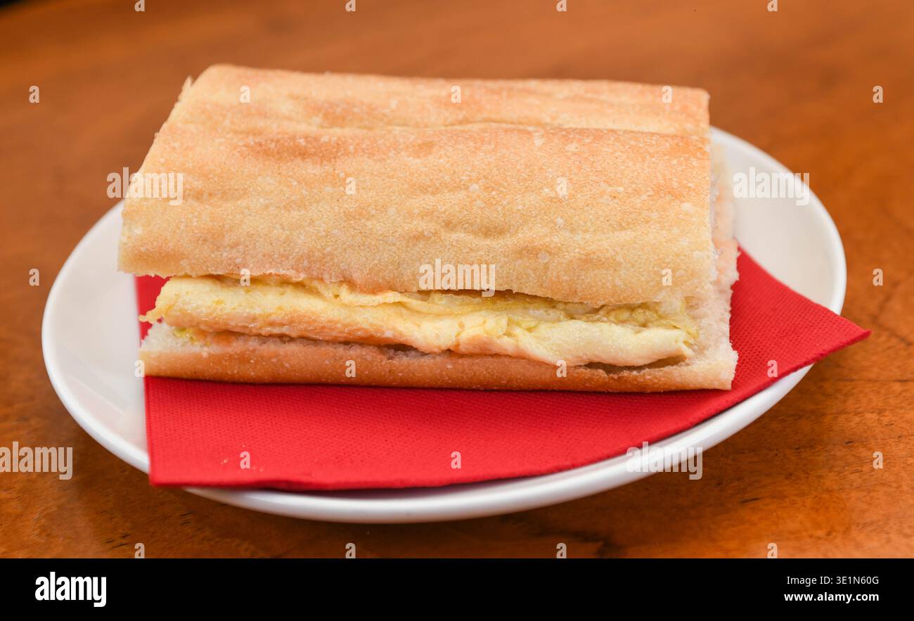 Sandwich omelette espagnole sur une assiette Banque D'Images