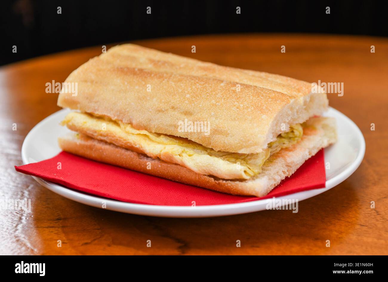 Sandwich omelette espagnole sur une assiette Banque D'Images