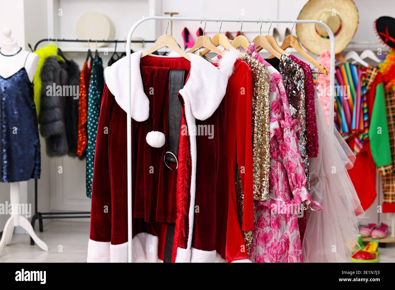 Différents vêtements de fête accrochés sur le rack dans le dressing Banque D'Images