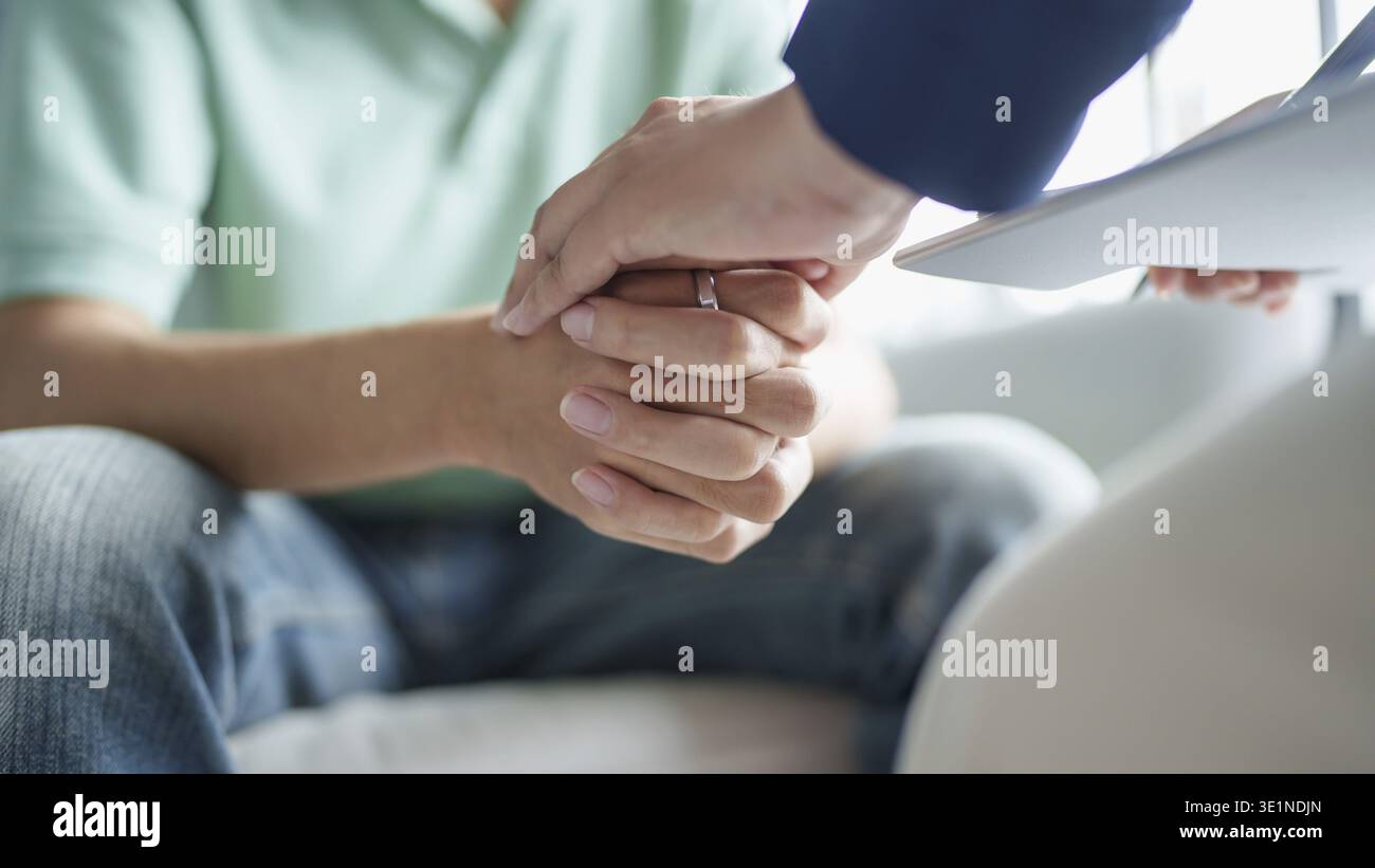 Homme triste assis sur le sofa patient discutant des problèmes de santé mentale avec le psychologue. concept de traitement de la santé mentale de l'homme asiatique déprimé Banque D'Images