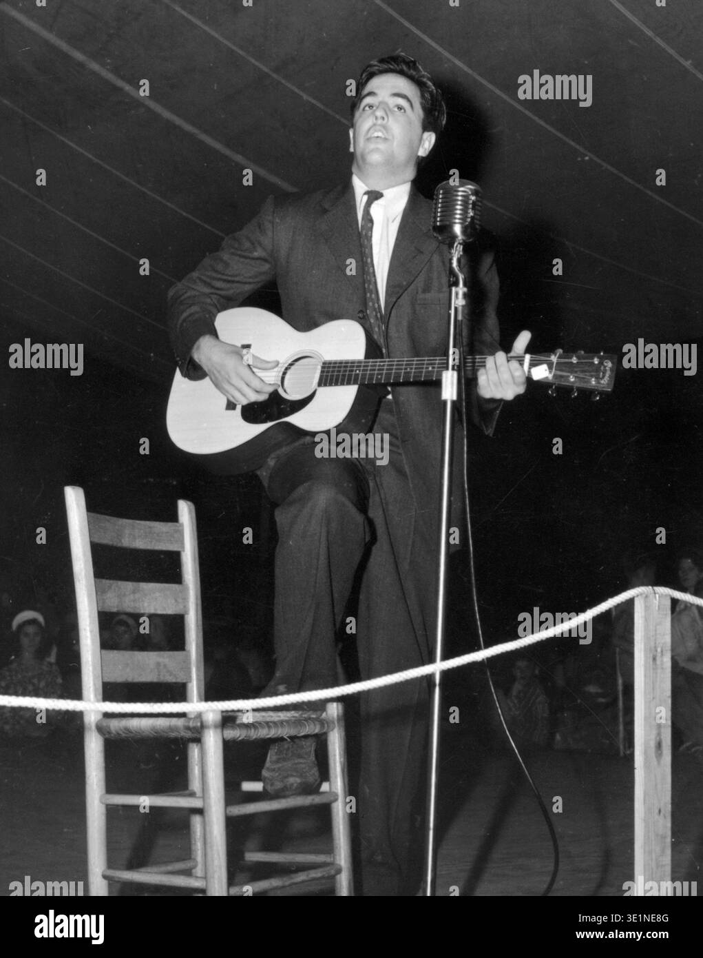 Alan Lomax joue de la guitare sur scène au Mountain Music Festival, Asheville, Caroline du Nord, États-Unis. Alan Lomax (31 janvier 1915 – 19 juillet 2002) est un folkloriste et ethnomusicologue américain. Il fut l'un des grands collectionneurs de musique folklorique du XXe siècle, enregistrant des milliers de chansons aux États-Unis, en Grande-Bretagne, en Irlande, dans les Caraïbes, en Italie, et l'Espagne. années 1940 Banque D'Images