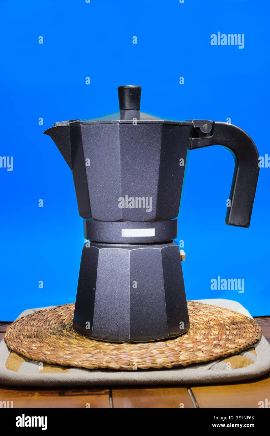 Une cafetière italienne pour préparer et déguster une bonne tasse de café. Banque D'Images