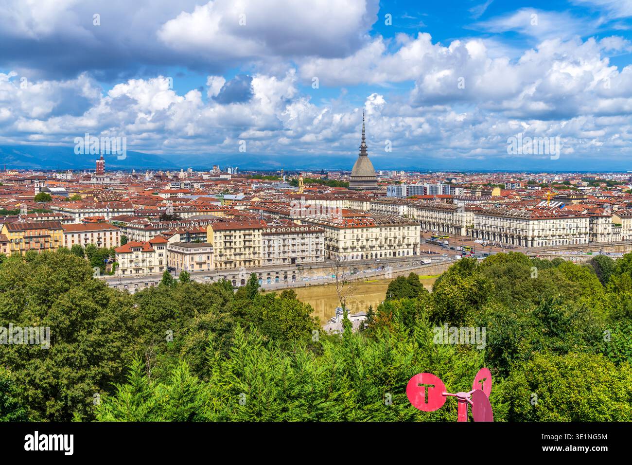Paysage urbain de Turin surplombant le fleuve po, le bâtiment de mole Antonelliana et les places historiques du centre-ville, les places. Vue sur les gratte-ciel de Turin en Italie Banque D'Images