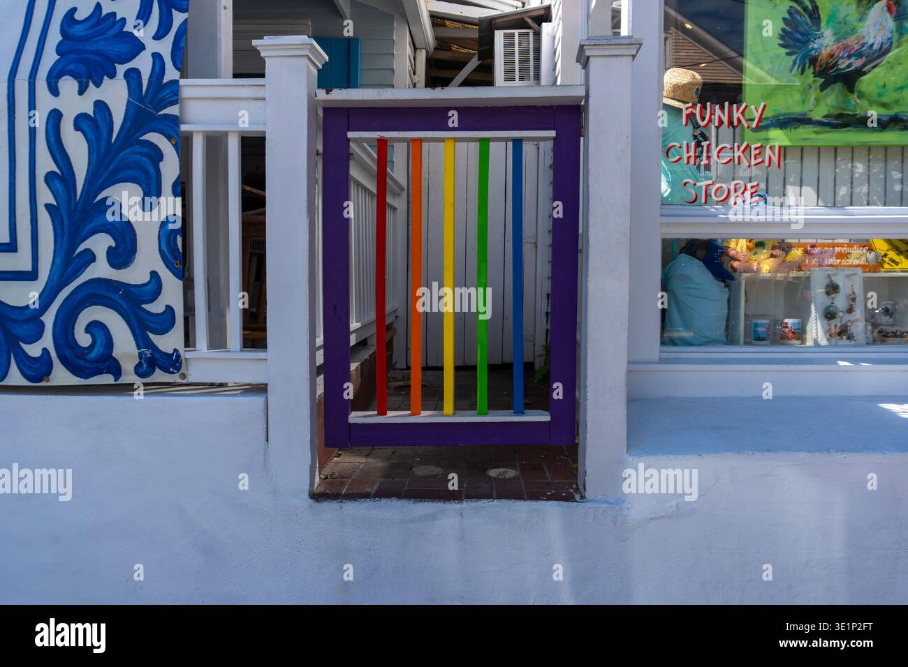 Rainbow Gate coloré et signalisation pour le magasin de poulet Funky à Key West, Floride Banque D'Images