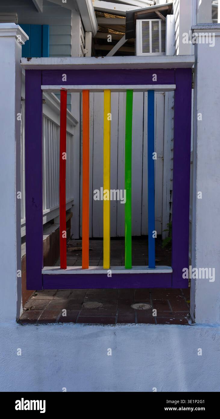 Vue verticale d'une porte arc-en-ciel dynamique et d'une enseigne Funky Chicken Store à Key West Banque D'Images