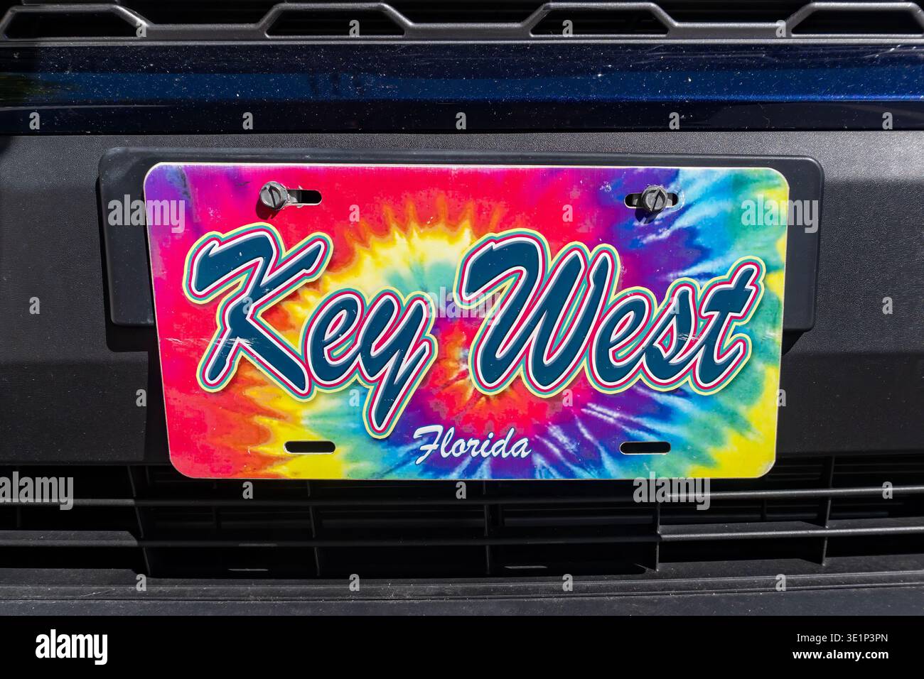 Island Vibes : plaque d'immatriculation souvenir Tie-Dye Key West vibrante sur une grille de véhicule Banque D'Images