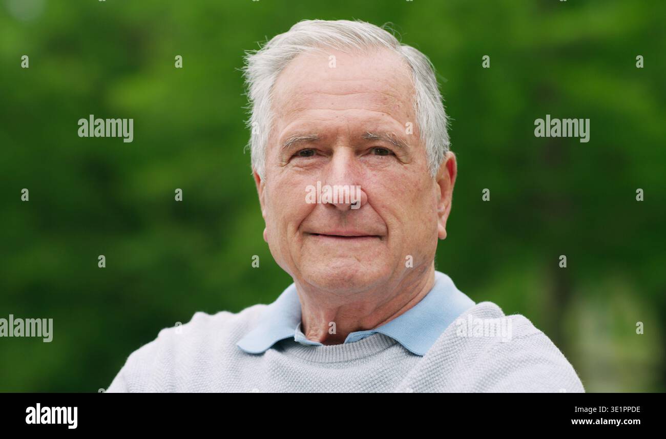 Bien-être, portrait et homme âgé dans le parc avec espace, promenade en plein air ou calme sur le week-end. Détendez-vous, paisible ou senior personne à l'extérieur avec promenade Banque D'Images