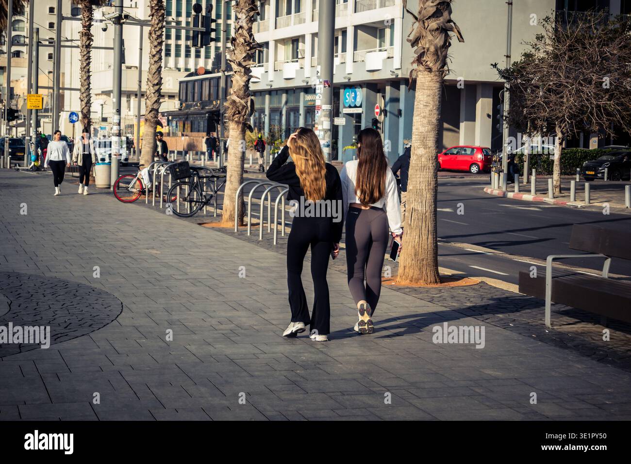 Tel Aviv, Israël, ​March 16, 2026 résidents locaux et touristes internationaux apprécient une promenade le long de la promenade Shlomo Lahat, connue sous le nom de Tayelet. Le Banque D'Images