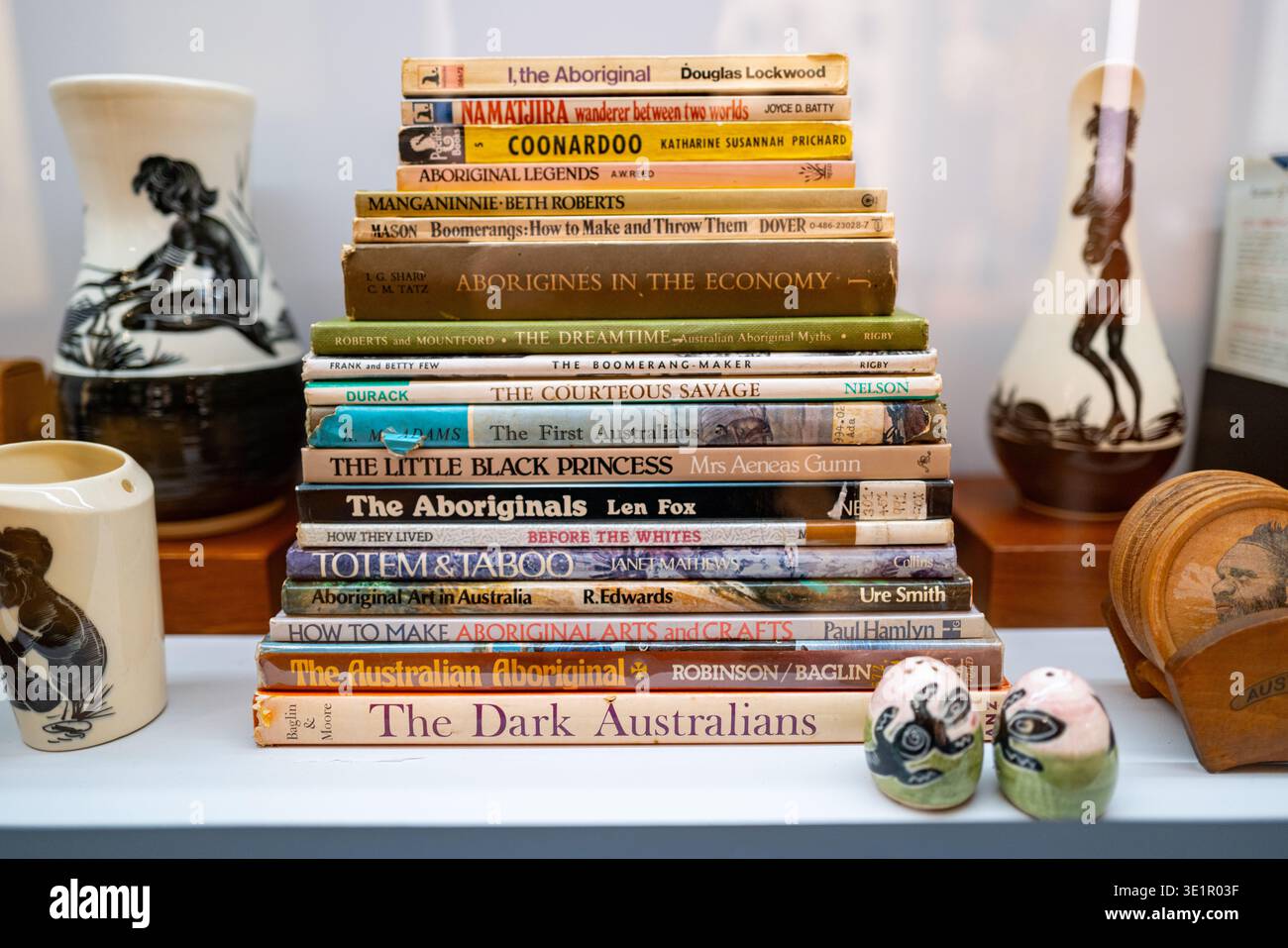 Livres sur la culture et les peuples indigènes australiens exposés au Museum of Brisbane, Queensland, Australie. Banque D'Images