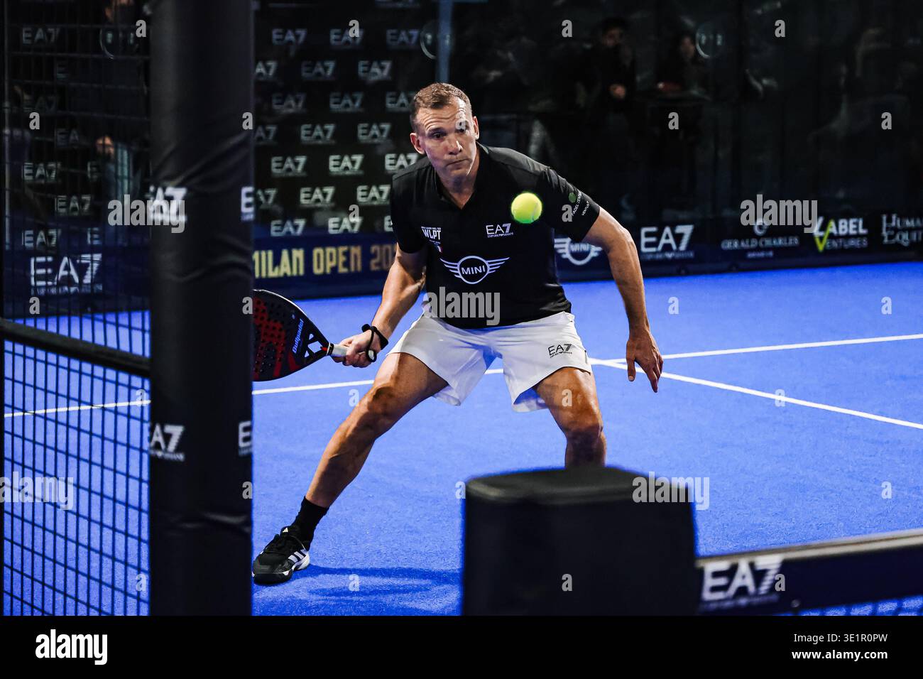 Milan, le tournoi EA7 World Legends Padel Tour 2026 avec des légendes du football sur le terrain au Padel Zenter Scalo Farini. Photo : Andriy Shevchenko (ancien footballeur ukrainien) Banque D'Images