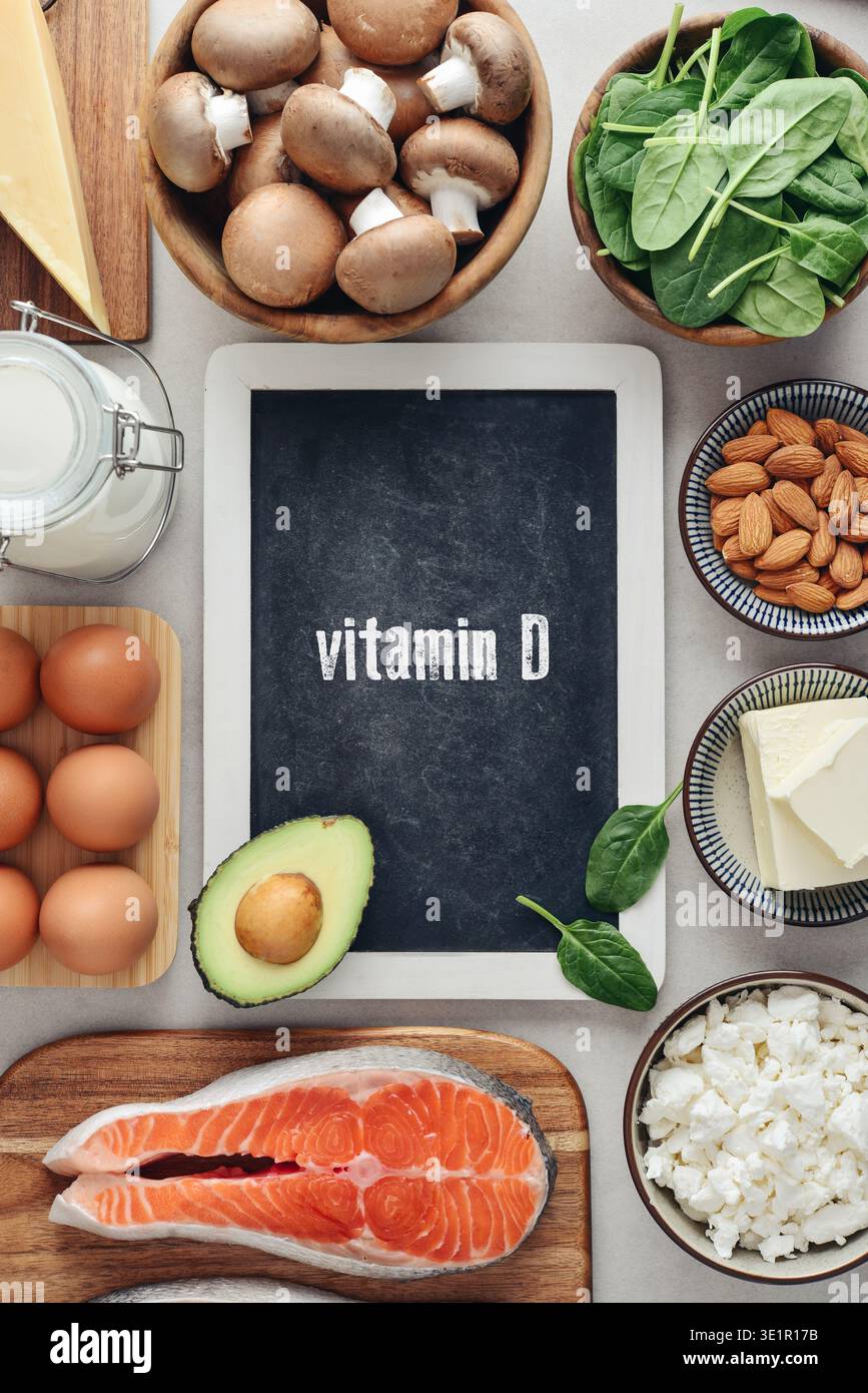 Aliments sains contenant de la vitamine D. sources naturelles de vitamine d sur fond clair, vue de dessus. Banque D'Images