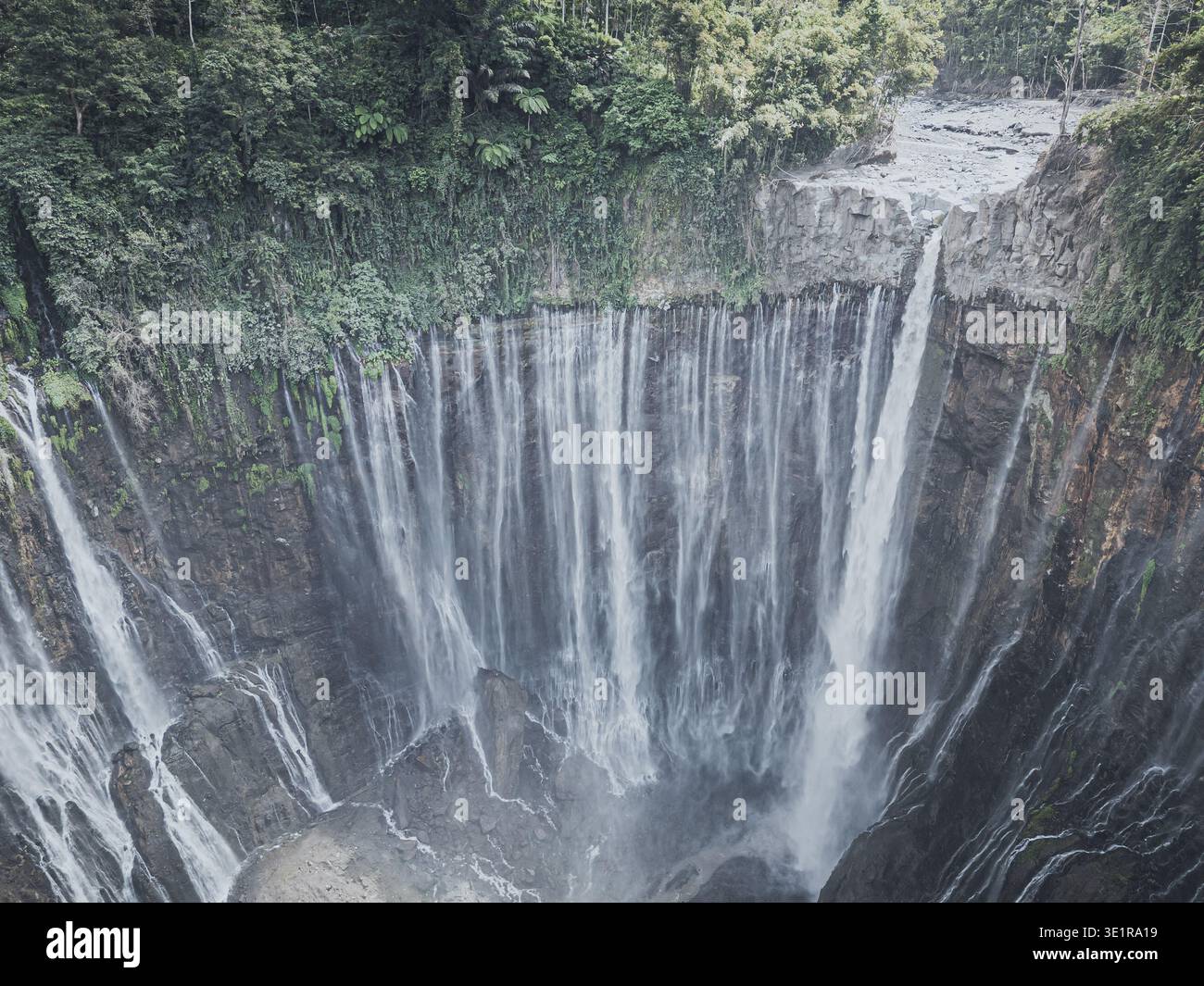 Vue d'en haut, vue aérienne imprenable sur les cascades de Tumpak Sewu également connues sous le nom de Coban Sewu à Java est, Lumajang, Indonésie. Banque D'Images