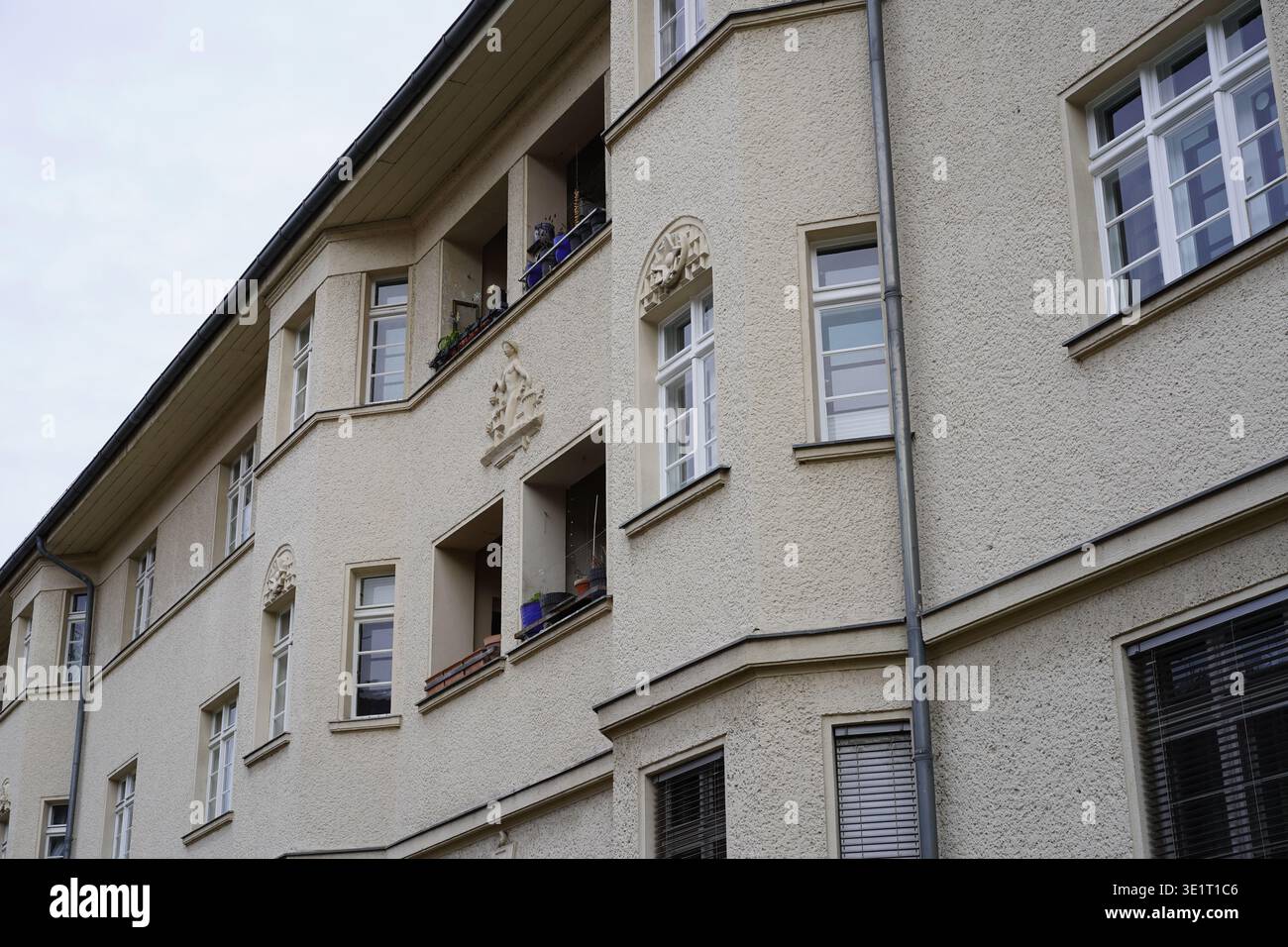 Berlin, Allemagne - 14 mars 2026 : détails de la façade du quartier historique de Ceciliengärten à Schöneberg. Banque D'Images