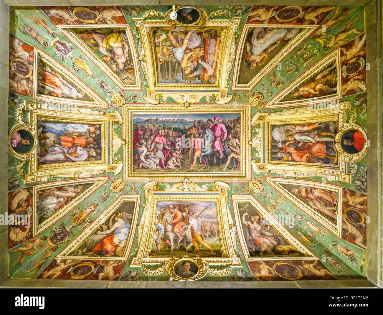 Plafond orné de fresques de Giorgio Vasari (1511 - 1575) et Marco Marchetti, également connu sous le pseudonyme Marco da Faenza (vers 1528 - 1588) dans la salle de Cosme l'ancien - appartements de Léon X dans le Palazzo Vecchio - Florence, Italie Banque D'Images
