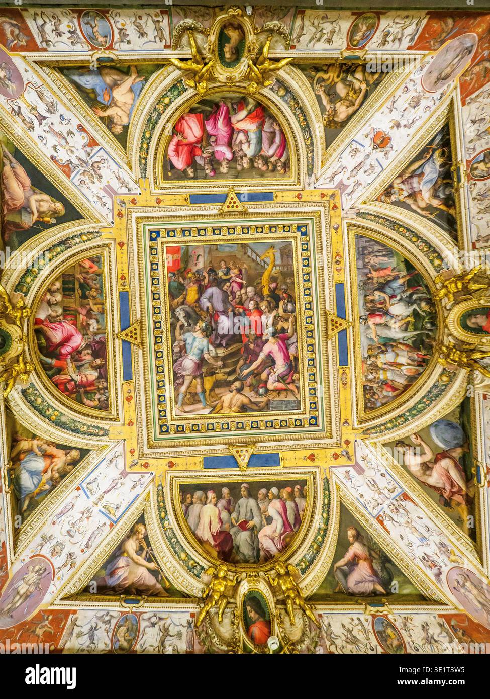 Plafond orné de fresques de Giorgio Vasari (1511 - 1575) et Marco Marchetti, également connu sous le pseudonyme Marco da Faenza (vers 1528 - 1588) dans la salle Lorenzo le magnifique - appartements de Léon X dans le Palazzo Vecchio - Florence, Italie Banque D'Images