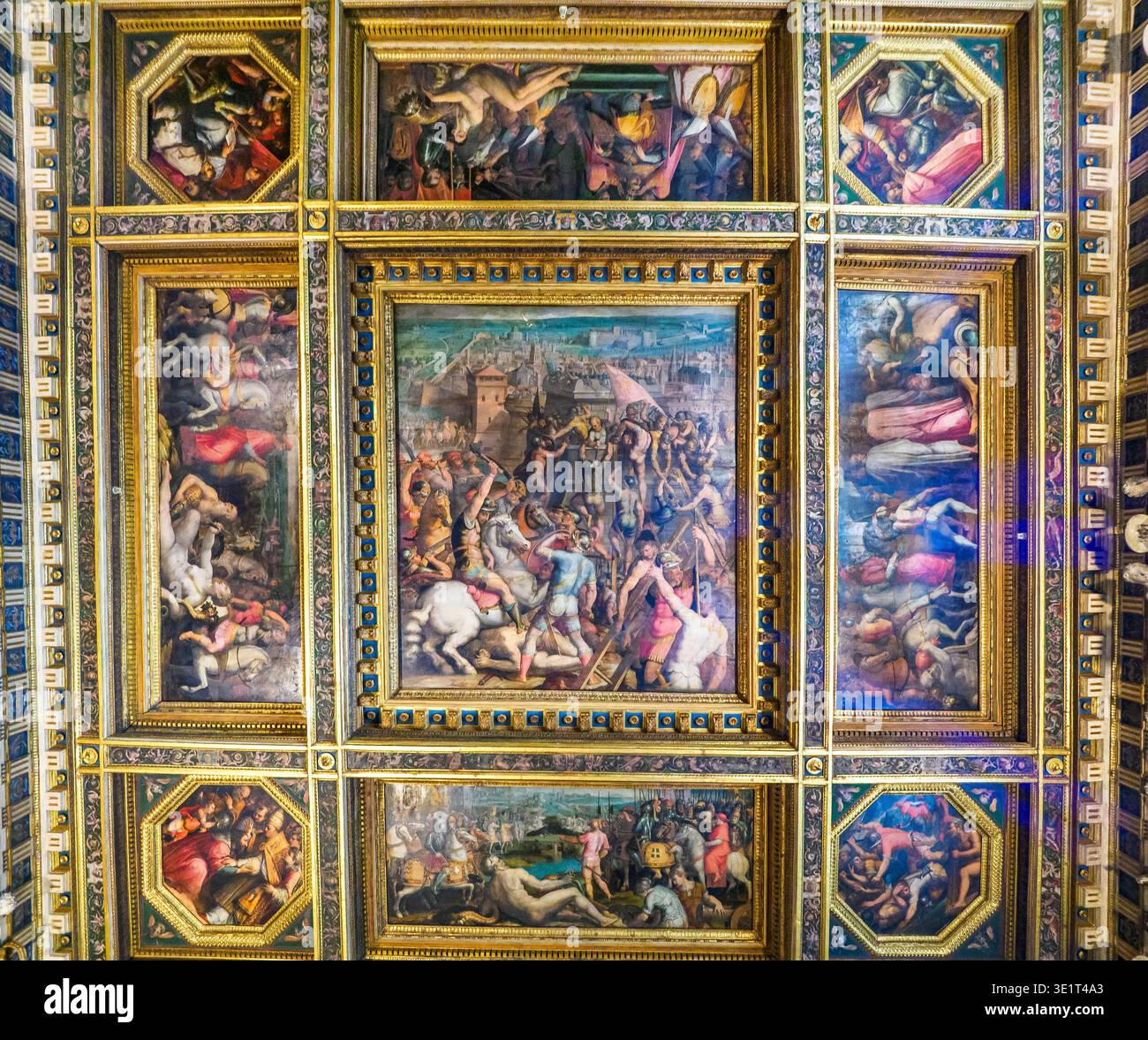 Plafond peint (au centre, les troupes alliées de Léon X reconquerront Milan 1521) - salle de Léon X avec des œuvres de Giorgio Vasari (1511 - 1575), Marco Marchetti, également connu sous le pseudonyme Marco da Faenza (vers 1528 - 1588) et Jan Van der Straet appelé Giovanni Stradano (1523 - 1605) - appartements de Léon X dans le Palazzo Vecchio - Florence, Italie Banque D'Images