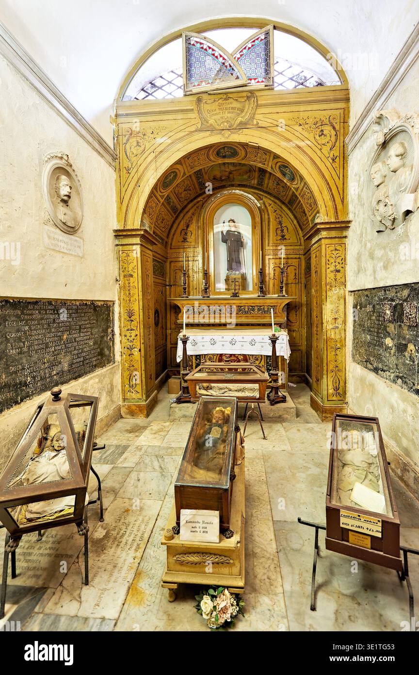 Les visiteurs regardent les catacombes capucines à Palerme, où les momies et les corps sont exposés. Ce site montre une partie unique de l'histoire locale. Banque D'Images