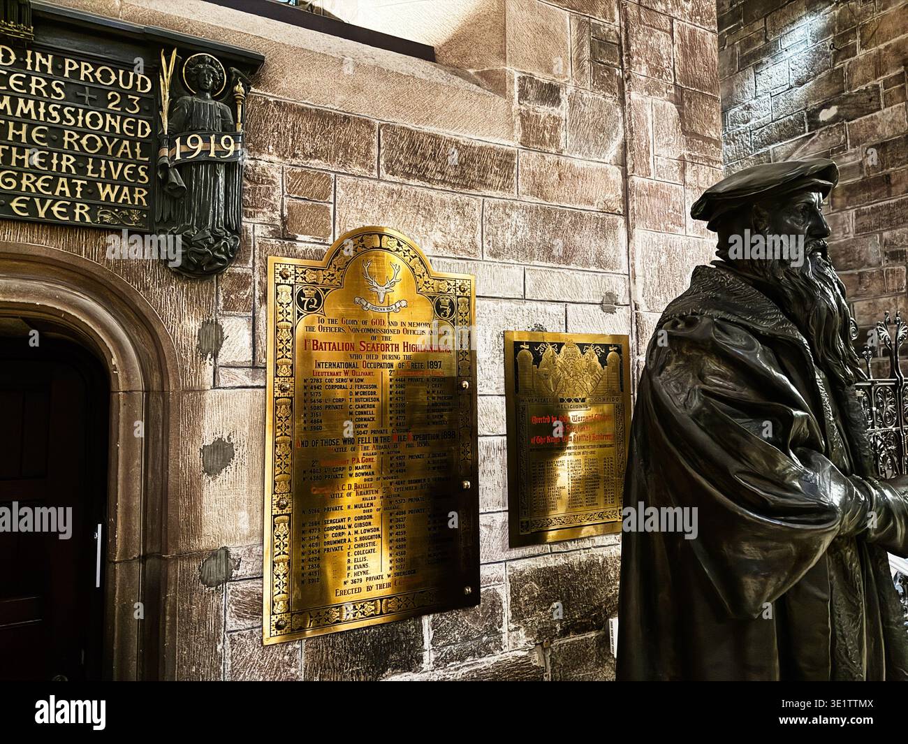 Édimbourg, Écosse, Royaume-Uni - 15 février 2026 : vue intérieure d'un mur historique de l'église St Giles avec statue en bronze et plaques commémoratives en laiton honorant s. Banque D'Images