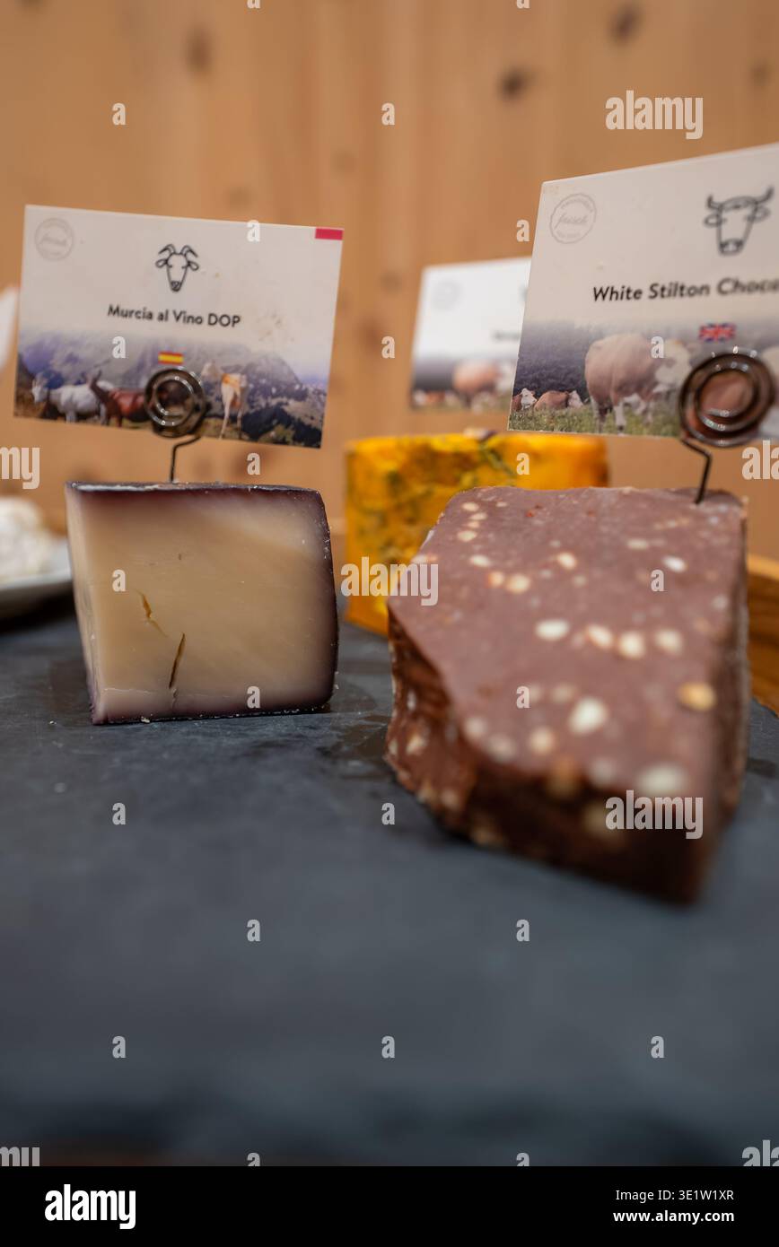 Assortiment de fromages artisanaux sur ardoise avec Murcia al Vino et Stilton Banque D'Images