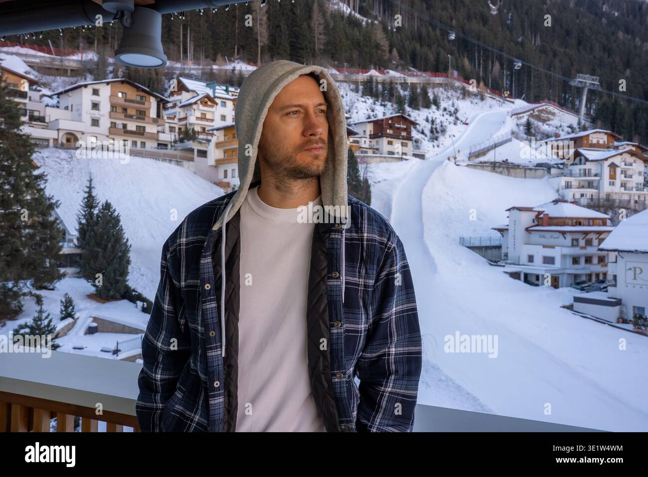 Balcon d'hiver vue sur le village alpin, chalets et piste de ski dans les Alpes Banque D'Images