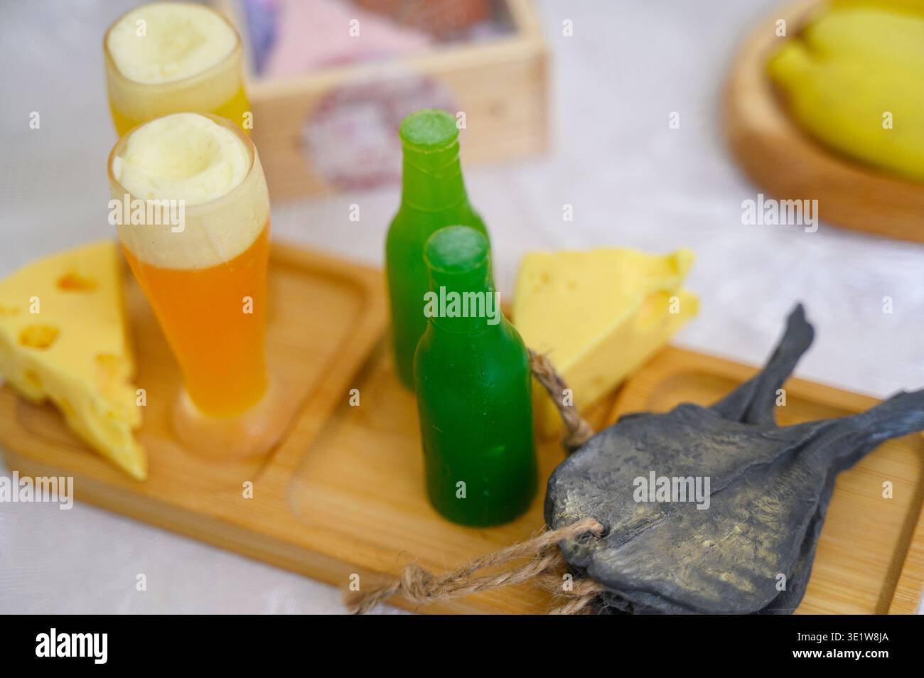 Set de savon fait à la main en forme de bouteilles de bière, un verre à bière plein, fromage et poisson sur un plateau. Concept de cadeau artisanal créatif, artisanat de savon réaliste, an Banque D'Images